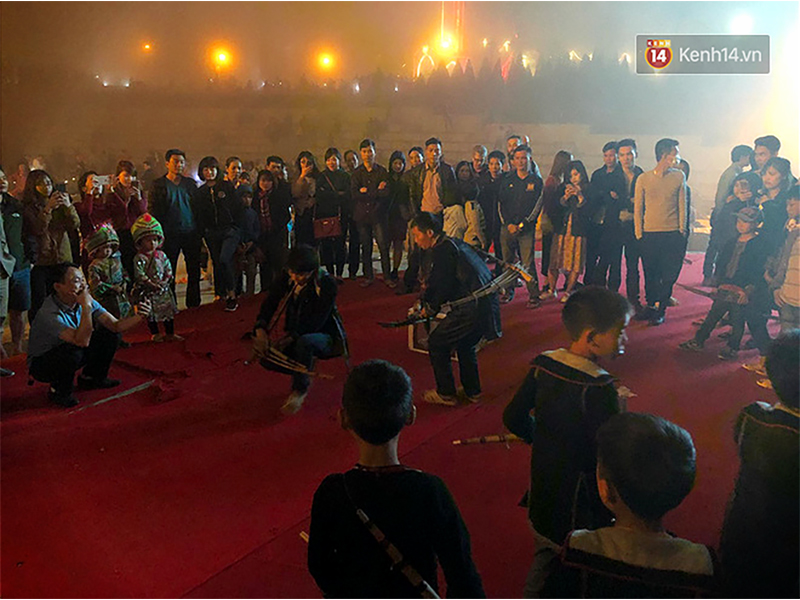 Chùm ảnh: Du khách thích thú tận hưởng khí lạnh ở thị trấn Sapa mờ sương vào dịp lễ 30/4